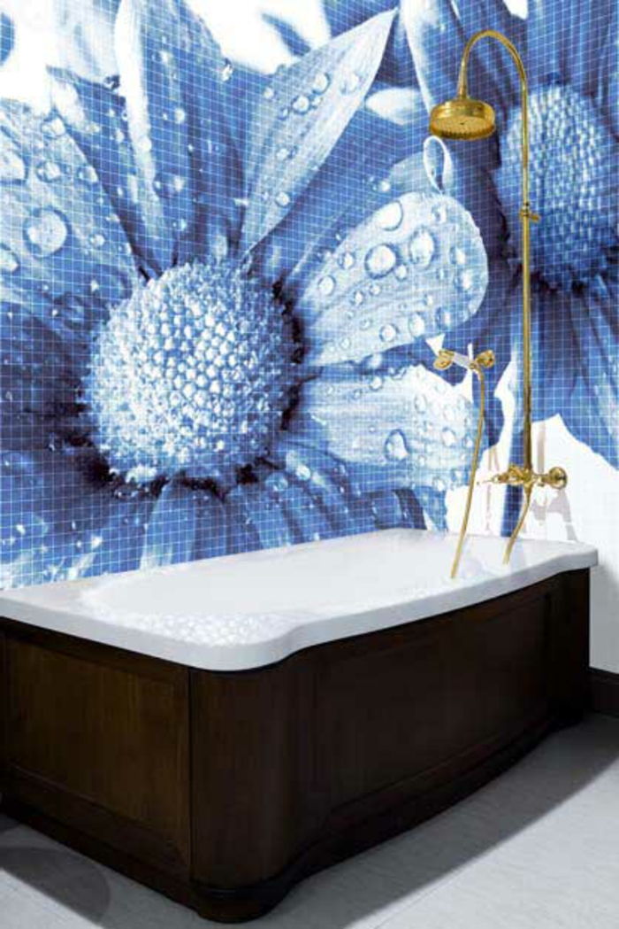 badrum-med-intressant mosaik floralmotive-årets