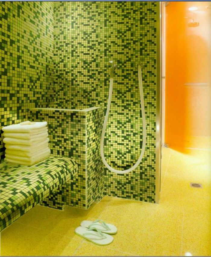 badrum-med-mosaik-grön-orange-och-gul
