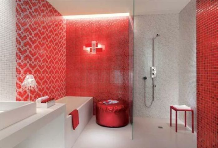 badrum-med-mosaik röd vägg än accent