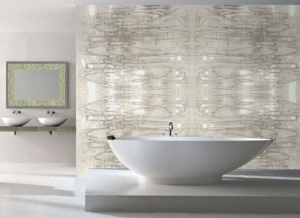 great-badrum-wallpaper-in-vit-och-silver