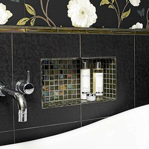 kopalnice zidne ploščice črne barve cvetje kot dekoracija