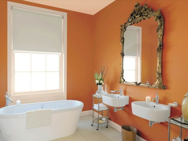 Bagno con-orange-pareti-bianco-finestra