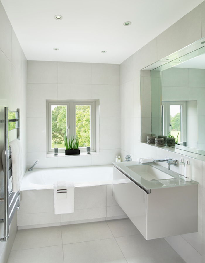 sodobno kopalnico, kopalnica v beli barvi, kopalnica, umivalnik, ogledalo