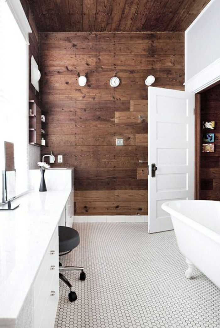 piękna łazienka - drewniana ściana - biała wanna