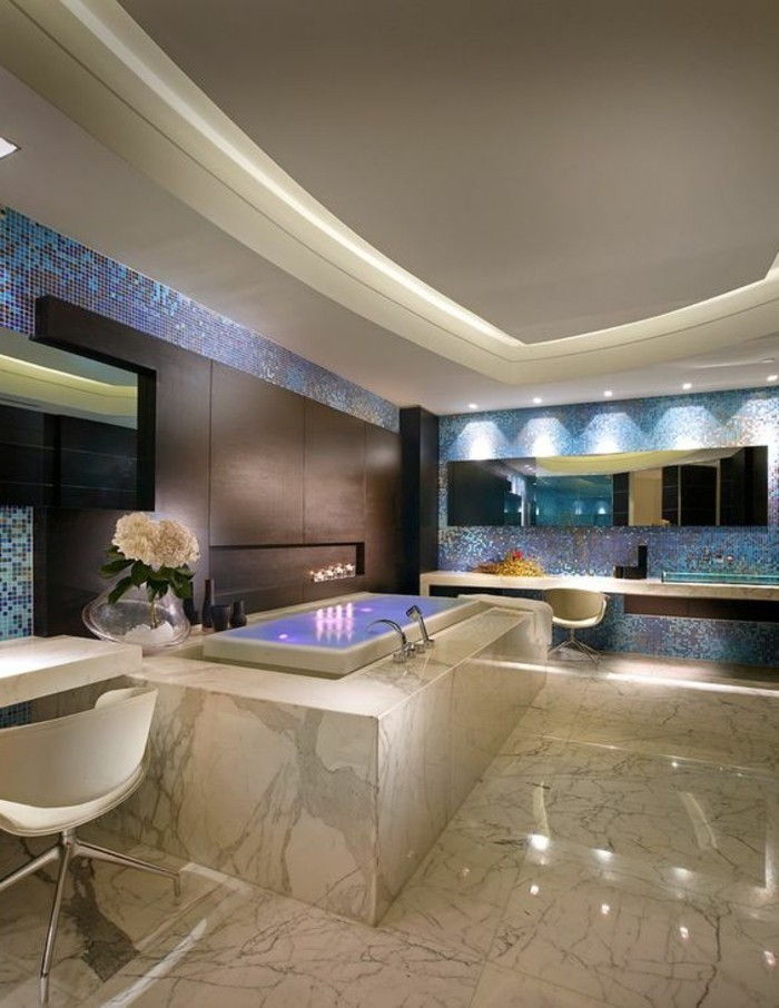 bad design ideer drøm Bader Bad med marmor og blå mosaikkfliser
