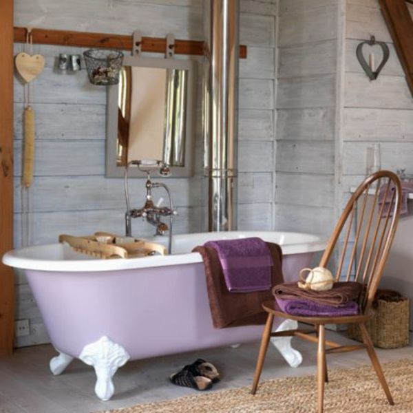 meble łazienkowe-in-house-stylu purpurowo-wanna