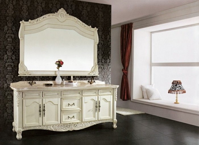 Bad speil-antikk-vakre-modell-med-hvitt-bilde