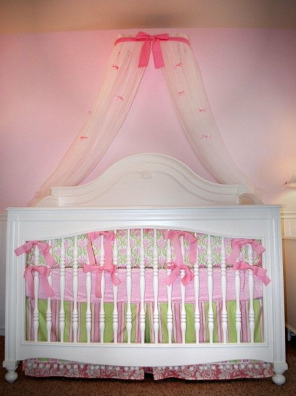 canopy-bed-roze-wall-behind