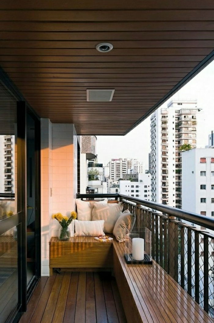 liten balkong med sittkudde gör träbänk