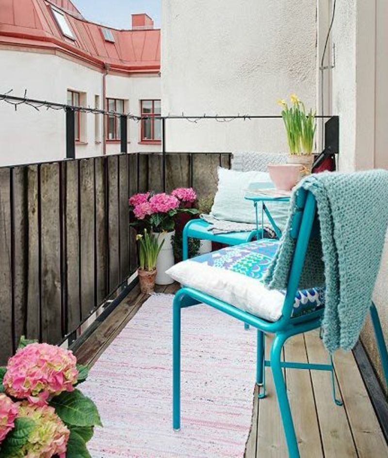 balkong-plante-blå-stol Rosy Flowers