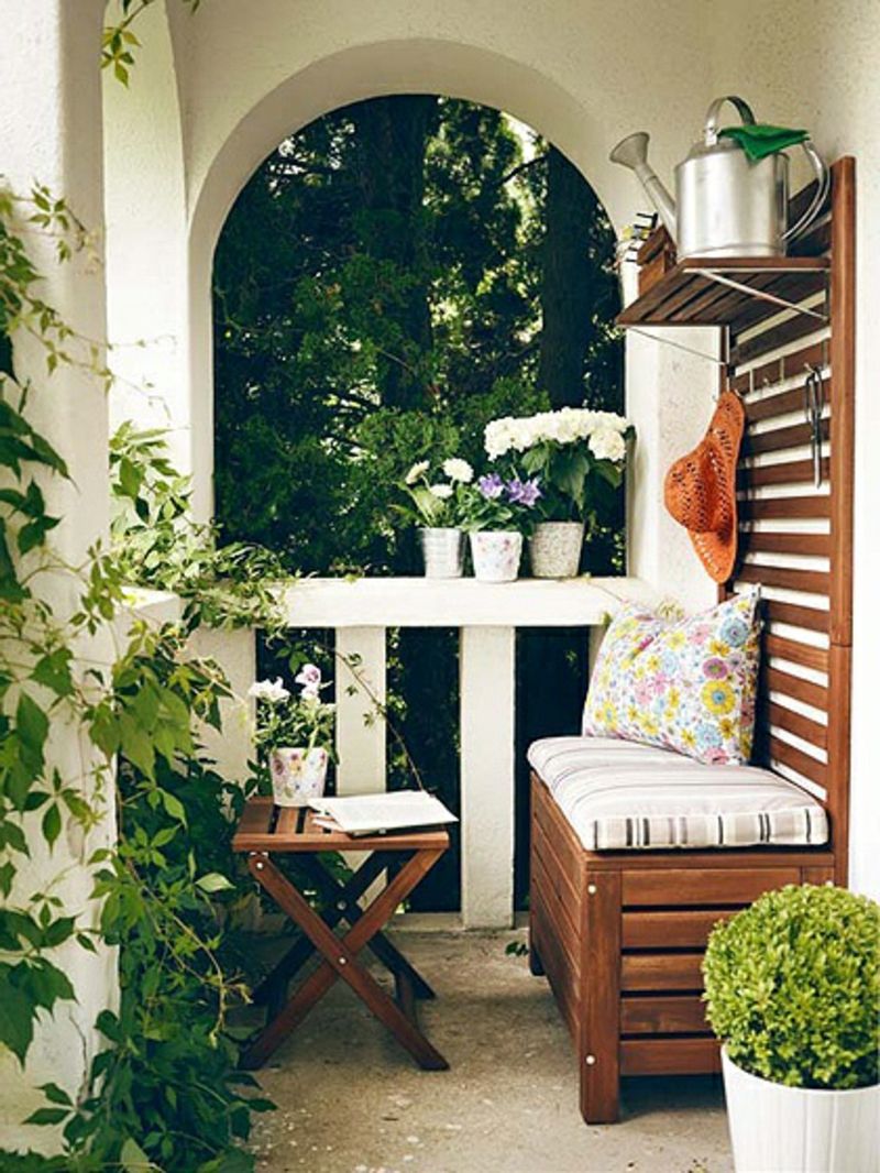 balkong rekkverk-plante-i-hvit-farge