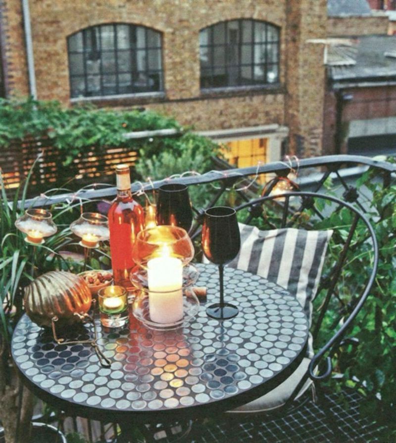 balkong-planting Round-table-romantisk-dekorasjon