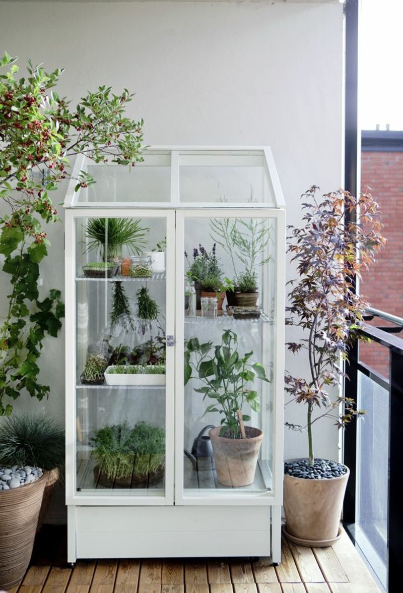 balcon-plante-alb-cabinet - echipament interesant