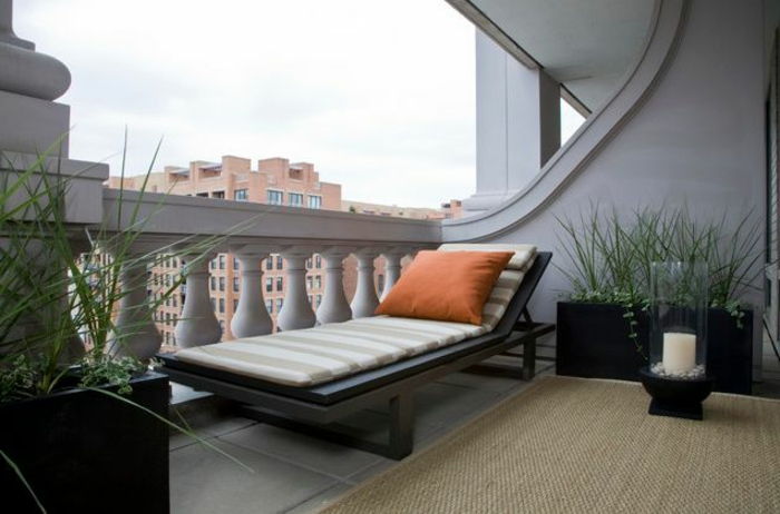 balkonowe kwiaty-nowoczesne krzesło