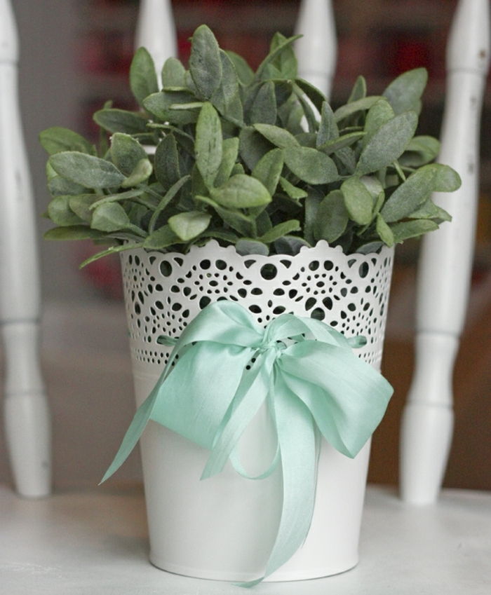 çiçek saksıları süslemek iyi saksı tasarım beyaz pot bitki dantel tasarım mavi yay