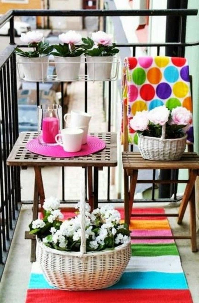 balcon-deco-colorate țesute covor-strip-coș-flori-lemn-scaune de masă din lemn colorat-dormit lumânare-pătură roz