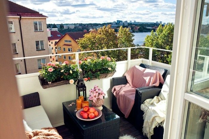 balcon-deco-țesute-negru alb-roz-dormit pătură-dormit podea pătură-fructe-lumanare-plante-flori-lemn