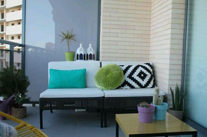 balkon-dekorasyon-küçük-beyaz-kanepe
