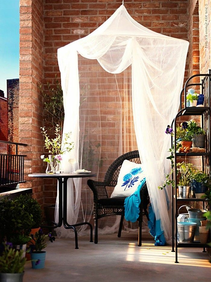balcon idei-caramida de perete-răchită-negru-masă rotundă-kisse-flori-albastru-tavan-raft plante