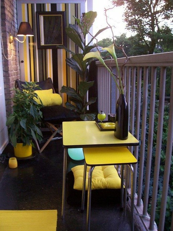 balcon idei-galben-galben de masă-scaun-dungi-tapet-negru-podea lampă de perete-vaza