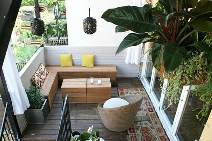 balcon idei-lemn mobilier din lemn-podea-model-covor din lemn gard-scari-galben-perne alb-lumânare-plantă