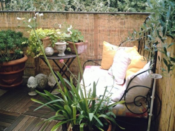 varanda-sichschutz-bambu-verde-de plantas decorativas travesseiros-on-the-sofá