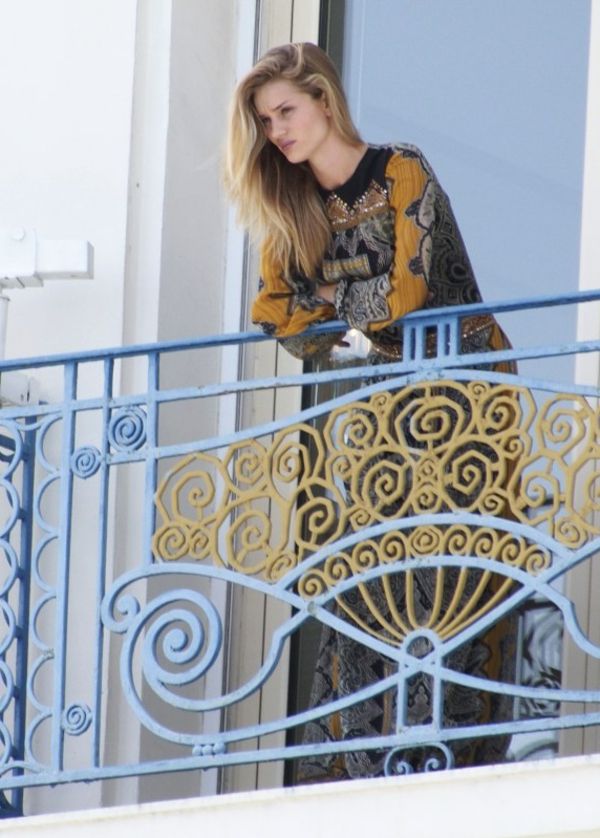 balkon-yüz koruma ve-çok-güzel-kadın-on-the-balkon
