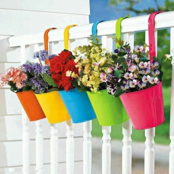 balkon-güzelleştirme-balkon-deco fikirler-balkon tasarım renkli çiçek saksıları
