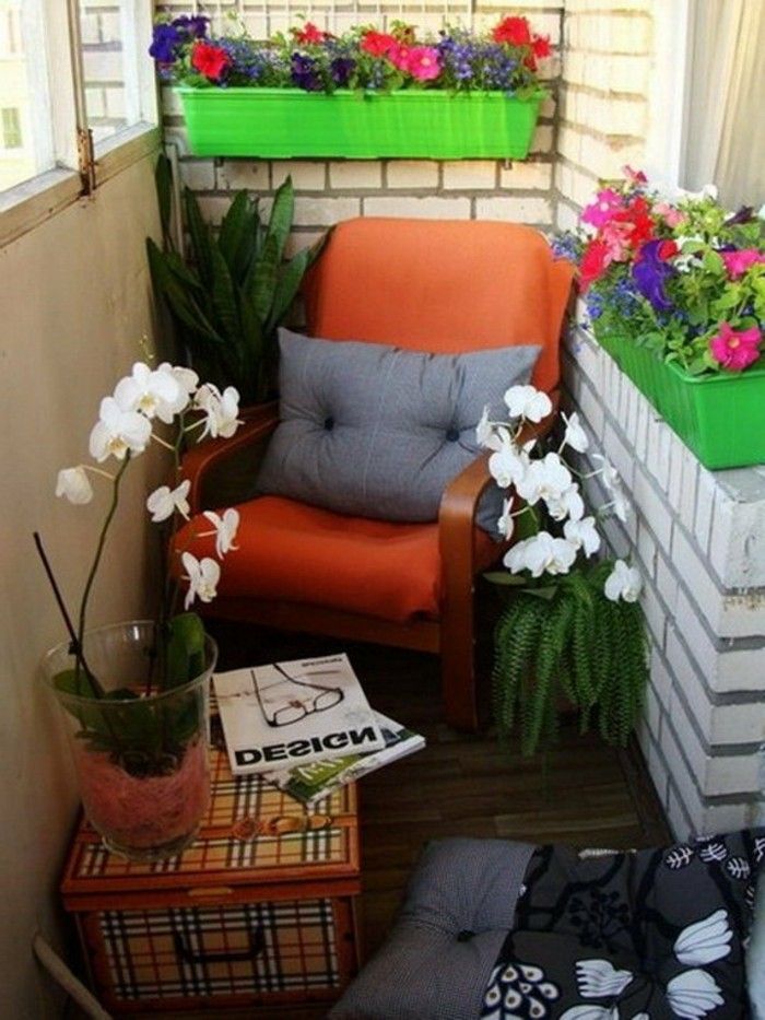 balcon de design-caramida de perete-portocaliu-scaun-lemn-lemn podea-orhidee-plantă-pernă-gri