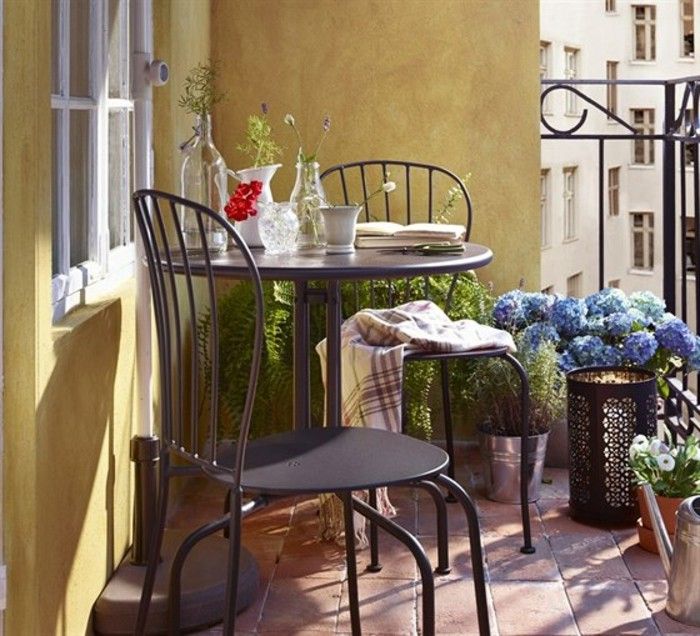 balcon de design-maro gresie-metalice scaune de dormit patura-tischdeko-plante vaze de flori