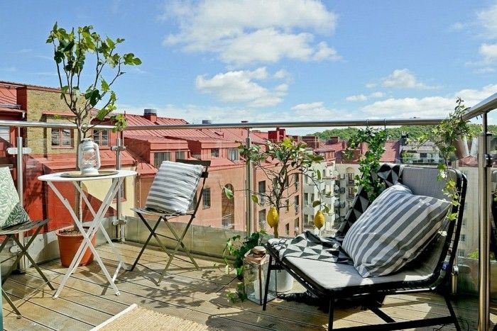 balustrade-rotund alb balcon de design-mediteranean-lemn podea de metal scaune perne de sticlă de masă copac-lămâie
