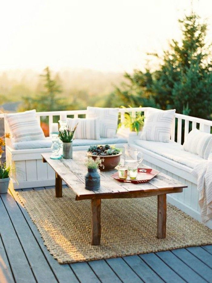 balcon de design-mediteranean de masă solidă perne albe din lemn-covor-podea din lemn-negru-alb-banc-lemn și