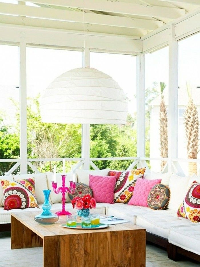balcon de design-mediteranean de colț alb-masă solidă din podea de lemn, alb si colorat perne alb-candelabru