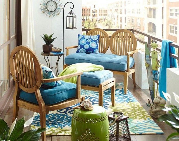 balcon de design-model covor-banc-lemn si din lemn, plante de masă balkondeko-scaun din lemn albastru-pernă