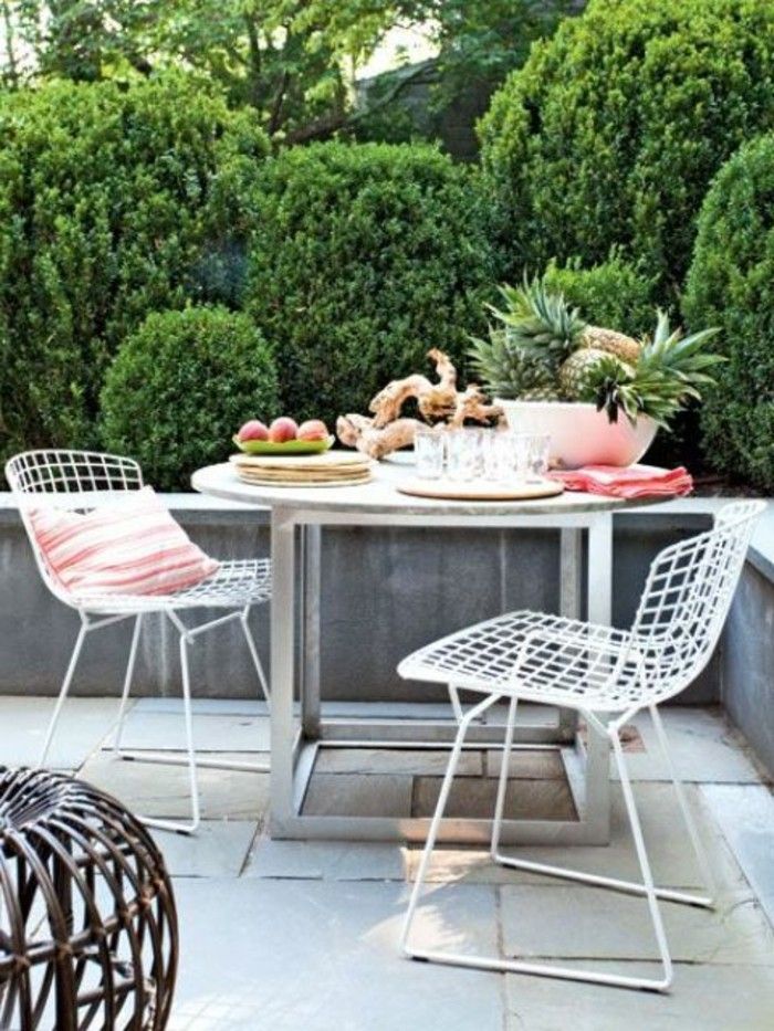 balcon gresie design-podea alb și alb-scaune-rotunde-mic dejun copaci alb-masă