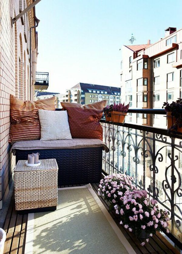 balkonas baldų balkonas-pagražinti-balkonų deco idėjos-balkonas-dizainas - medinis suolas