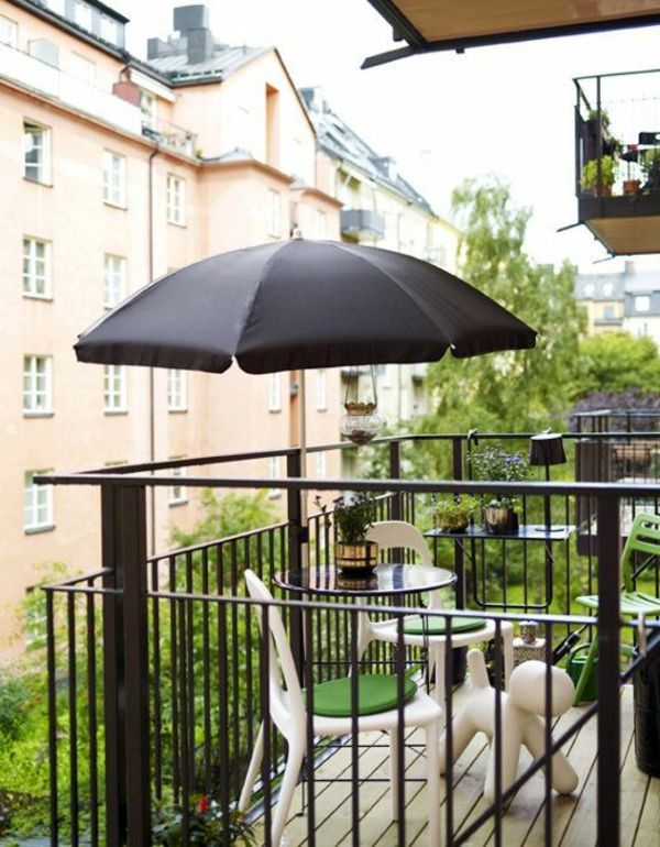 balkonas baldų balkonas-pagražinti-balkonų deco idėjos-balkonas-dizainas - juoda skėtis