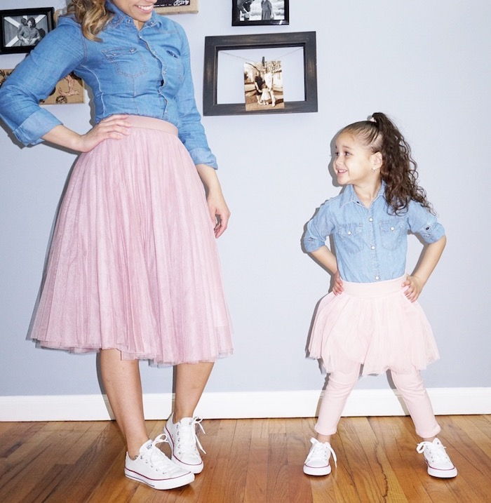 idee stil boem pentru mama și fetița rochie de până similare fusta roz fusta denim cămașă tenis de perete murale gri