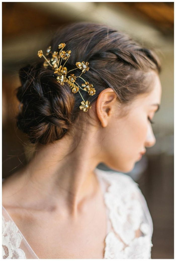 Updo pentru păr de lungime medie, ornamente de păr de aur cu flori mici în păr, păr negru