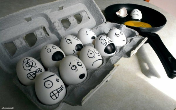 mnogi-bamalte jajc v škatli