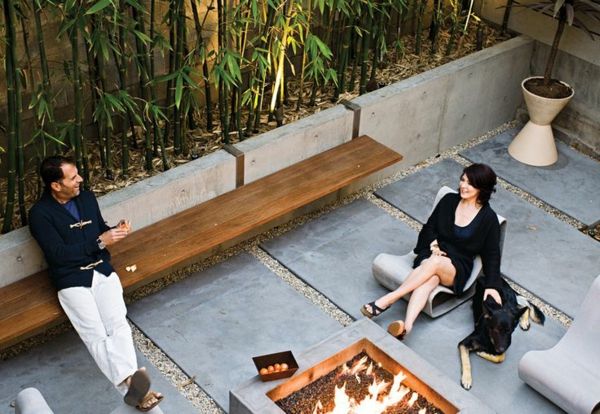 Bambus balkon-ljudje se sprostijo s svojim psom