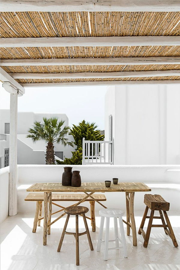 bambus-balcon-cu-mobilier modern și un acoperiș de bambus