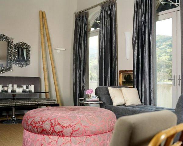 Bambusowa dekoracja w sypialni - eleganckie ciemne zasłony