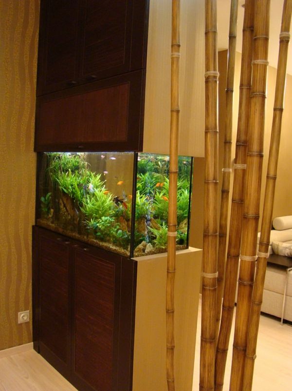 Bambuko apdaila - šalia yra akvariumas