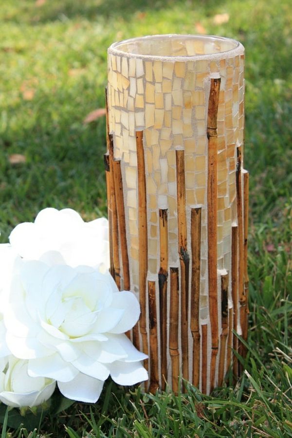 bambus váza-krásny model-in-the-tráva