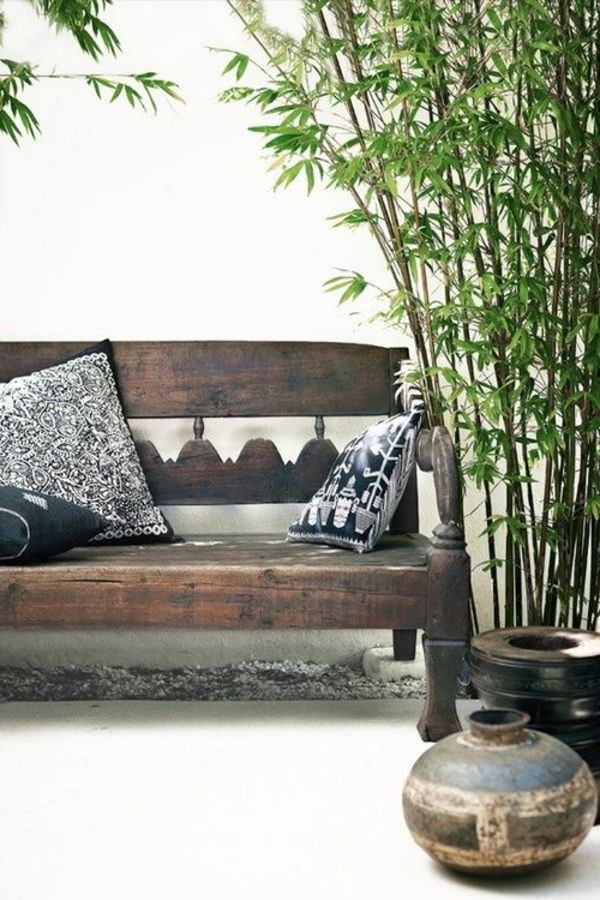bambus váza-before-a-moderný sofa