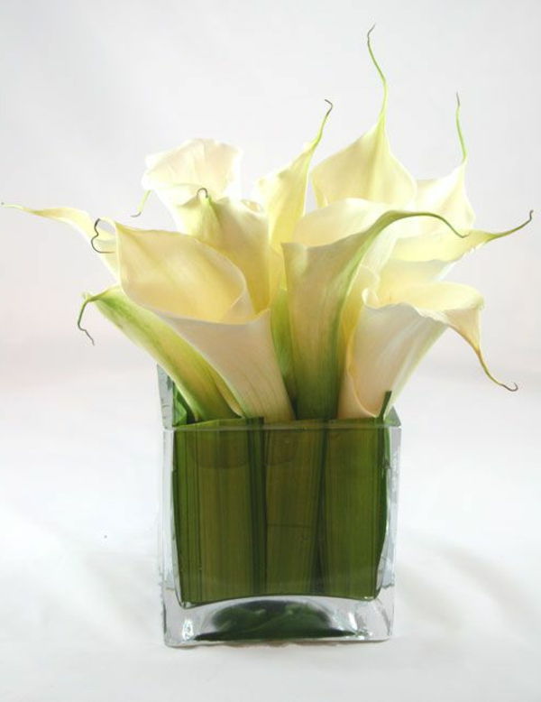 bambusové vázy-krásne kvety, svetlé farby