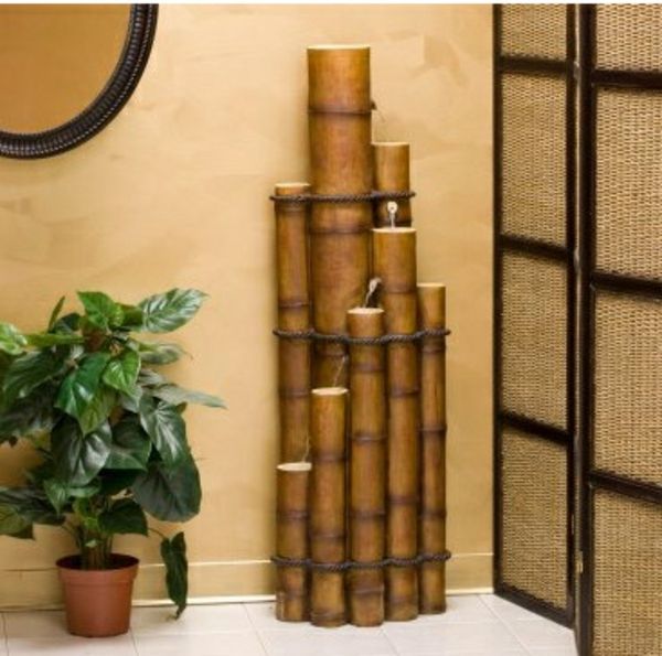 steli di bambù-decorazione moderna- una bella pianta verde accanto