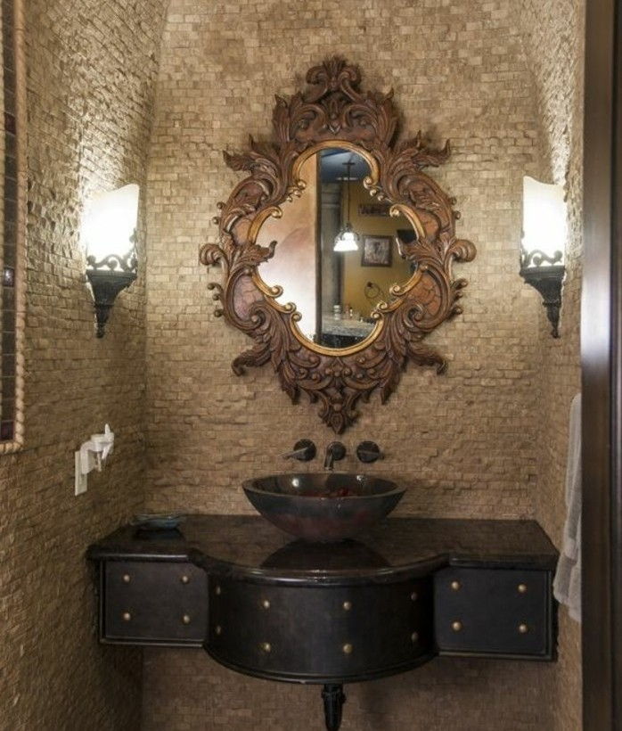 barock spegel-i-ett-elegant-badrum
