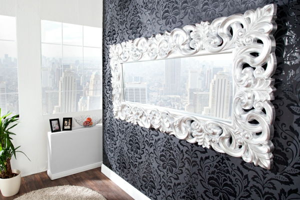 Barokowe lustro ze srebrną ramą w czarną ścianę, piękny apartament